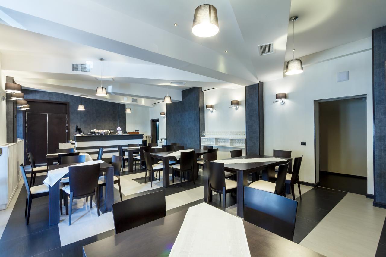 Ymy Hotels ทาร์กู จิอู ภายนอก รูปภาพ