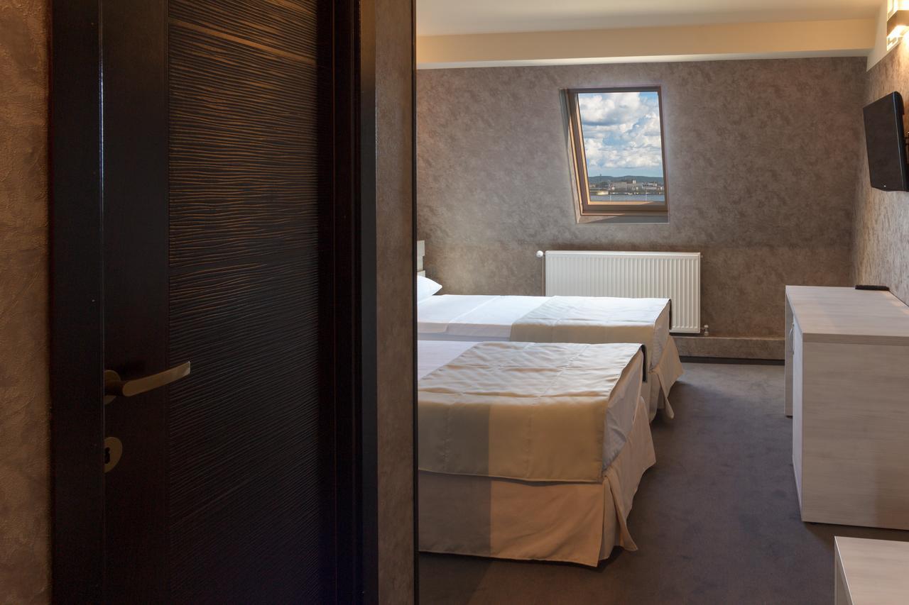Ymy Hotels ทาร์กู จิอู ภายนอก รูปภาพ